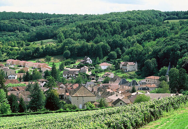 Le bourg de Lugny prise en 2002